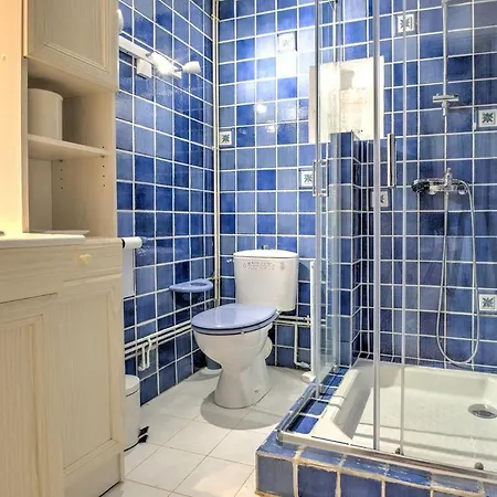Holiday home Sejour Grand Format, 23 Couchages Et Grande Piscine Saint-Laurent-des-Hommes
