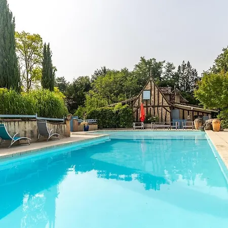 Holiday home Sejour Grand Format, 23 Couchages Et Grande Piscine Saint-Laurent-des-Hommes